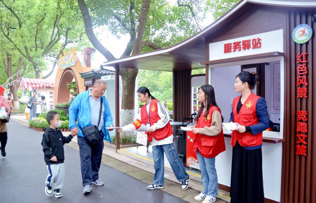 國慶假期，他們忙得不亦樂乎——鎮江志愿者開展文明旅游志愿服務